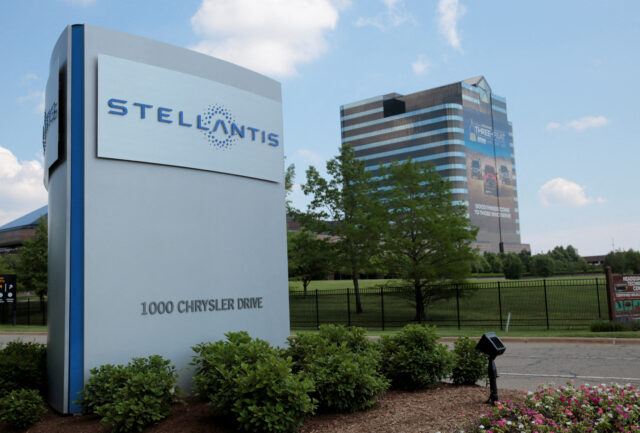 chrysler parent stellantis offers 14 5 4 year wage hike to hourly workers