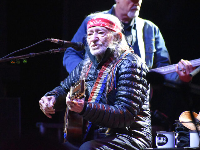 willie nelson to get on the road again in 2024